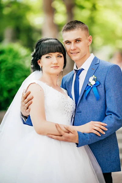 Panna młoda i pan młody w dniu ślubu — Zdjęcie stockowe