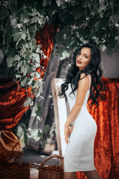 Ung kvinna poserar i vit klänning — Stockfoto