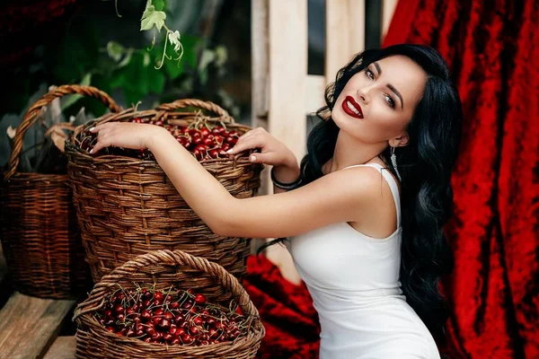 Mujer joven posando en vestido blanco —  Fotos de Stock