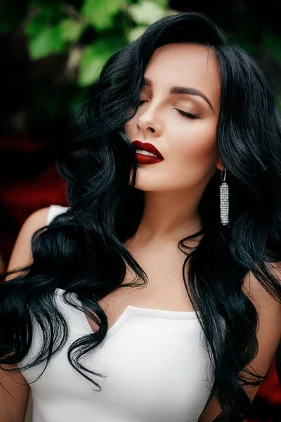 Jovem posando em vestido branco — Fotografia de Stock