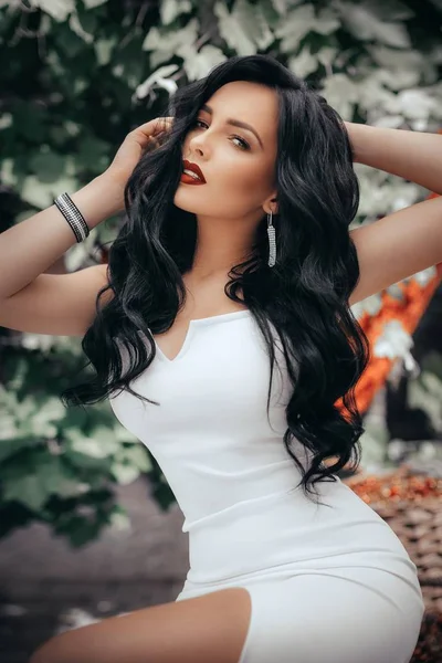 Mujer joven posando en vestido blanco — Foto de Stock