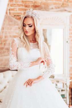  Genç gelin beyaz gelinlik 