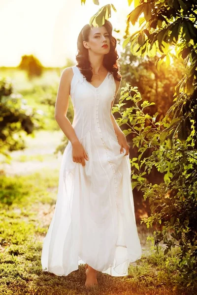 Frau posiert im weißen Kleid — Stockfoto