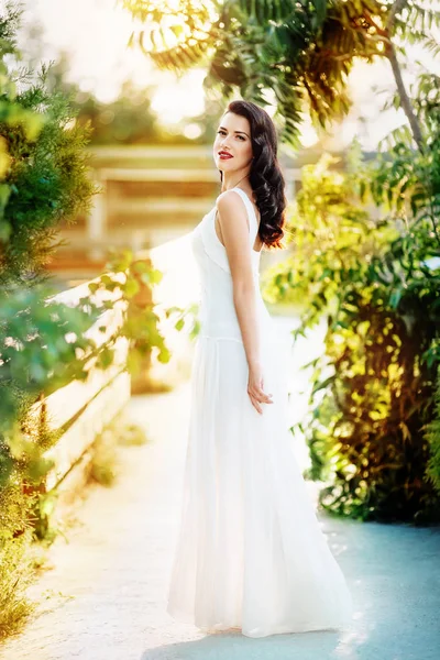 Mujer posando en vestido blanco —  Fotos de Stock