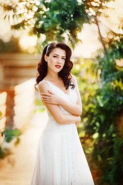 Mujer posando en vestido blanco —  Fotos de Stock