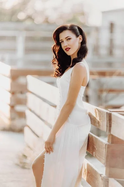 Kvinna poserar i vit klänning — Stockfoto