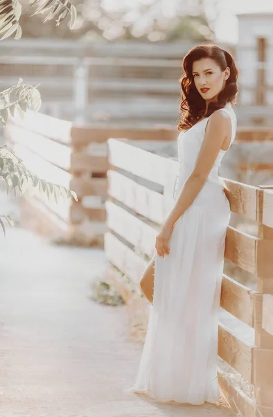 Kvinna poserar i vit klänning — Stockfoto