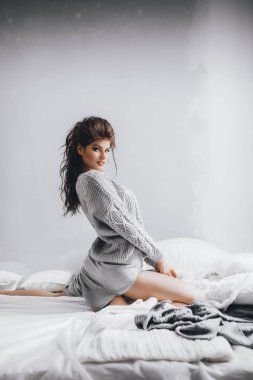 güzel genç kadın yatakta poz