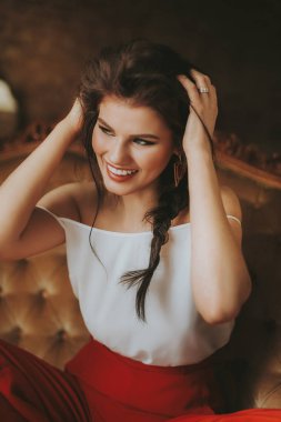 Studio seksi elbise poz güzel genç kadın 