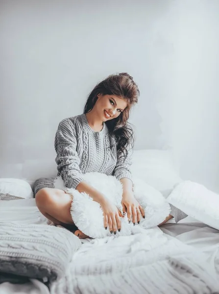 Bela jovem mulher posando na cama — Fotografia de Stock