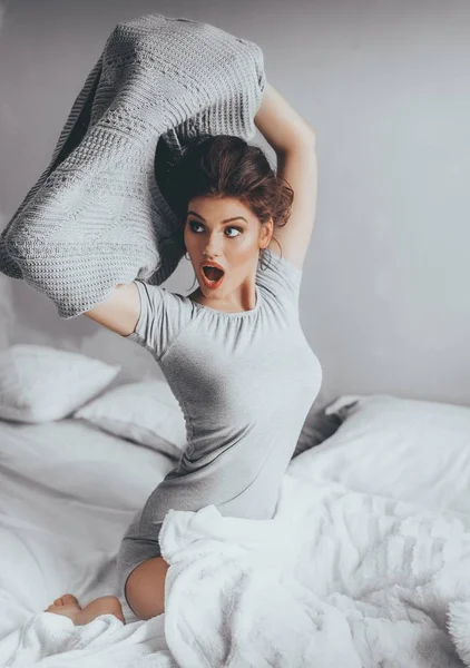 Красива молода жінка позує в ліжку — стокове фото