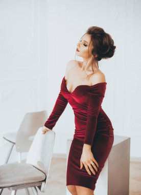 Kırmızı, kadife elbise Studio poz güzel genç kadın