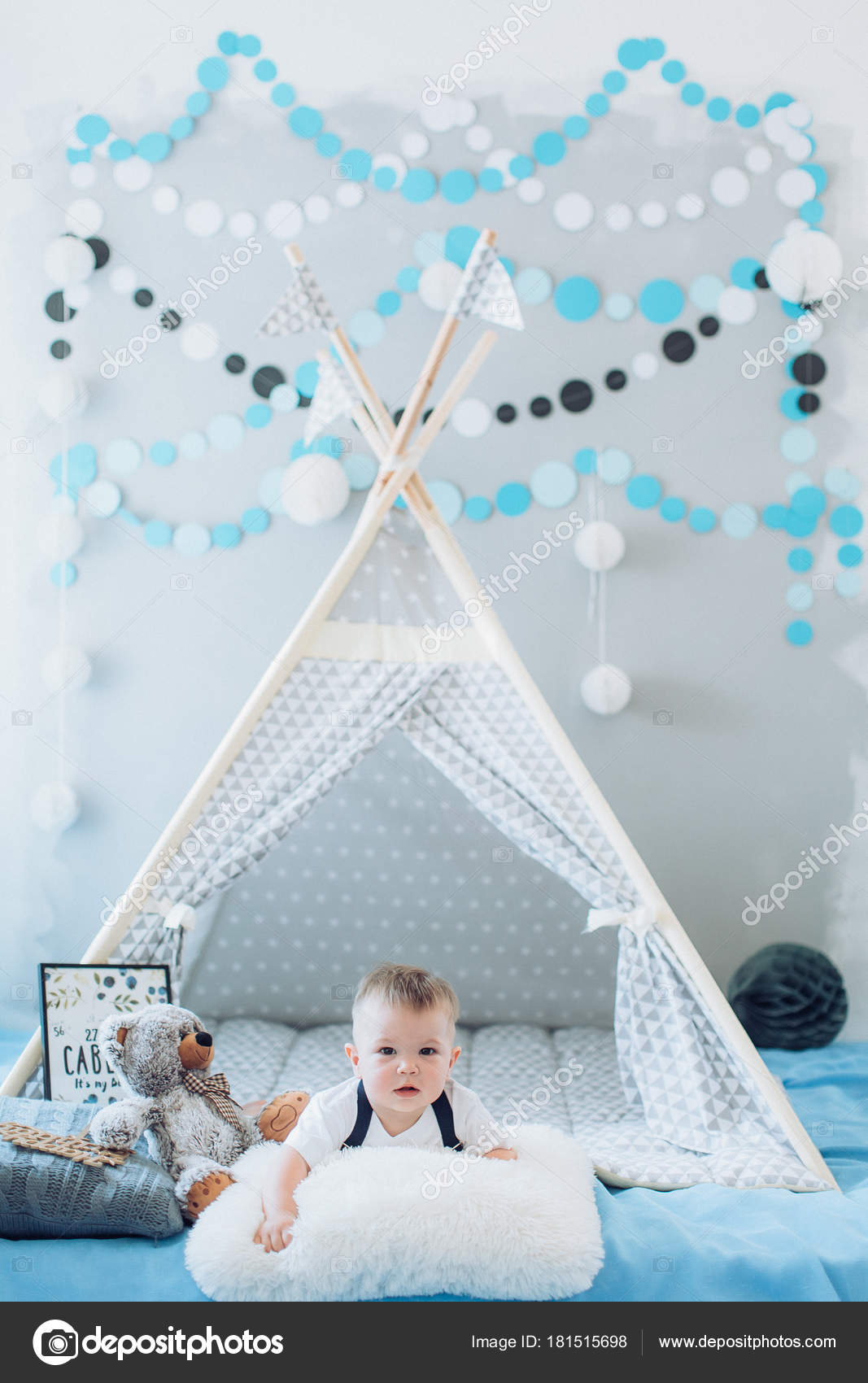 Adorable Bebe Garcon Posant Pres Tente Avec Ours Peluche Maison Image Libre De Droit Par Forewer C Adorable Bebe Garcon Posant Pres Tente Avec Ours Peluche Maison Image Libre De Droit Par Forewer C