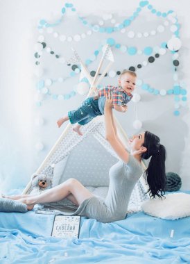 Genç anne ve onun güzel bebek çocuk evde çadır yakınındaki.