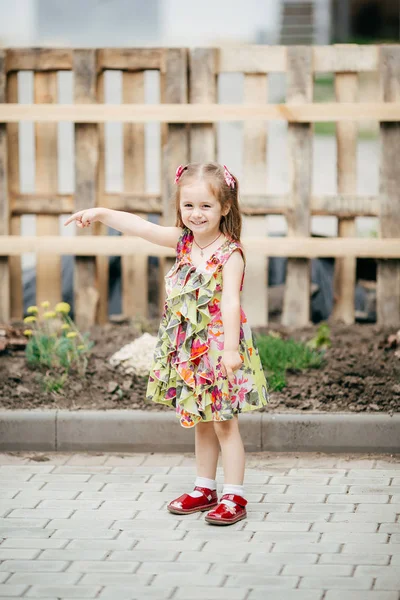 Bonito Pequena Menina Feliz Vestido Livre — Fotografia de Stock