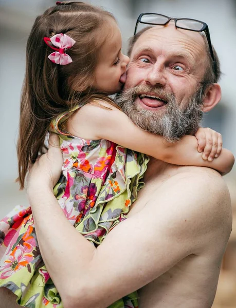 Aranyos Kis Boldog Lány Nagyapja — Stock Fotó