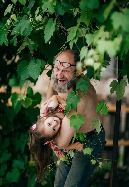 逗人喜爱的小愉快的女孩与祖父 — 图库照片