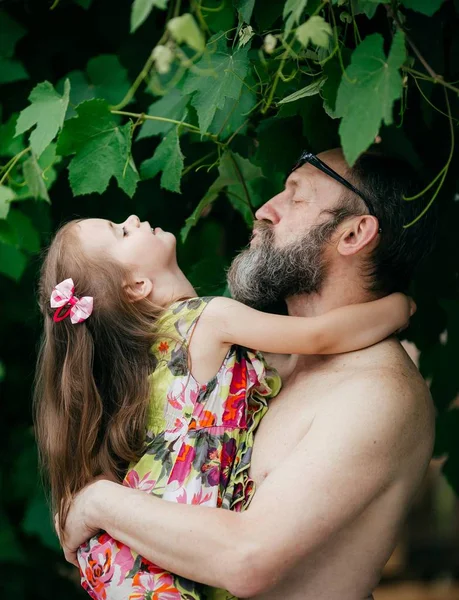 Niedliches Kleines Glückliches Mädchen Mit Großvater — Stockfoto