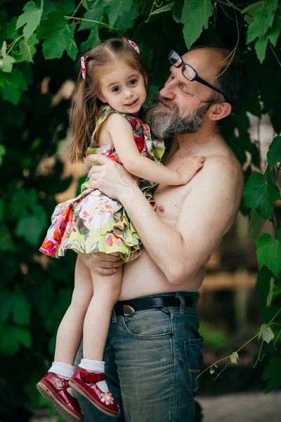 Linda Menina Feliz Com Avô — Fotografia de Stock