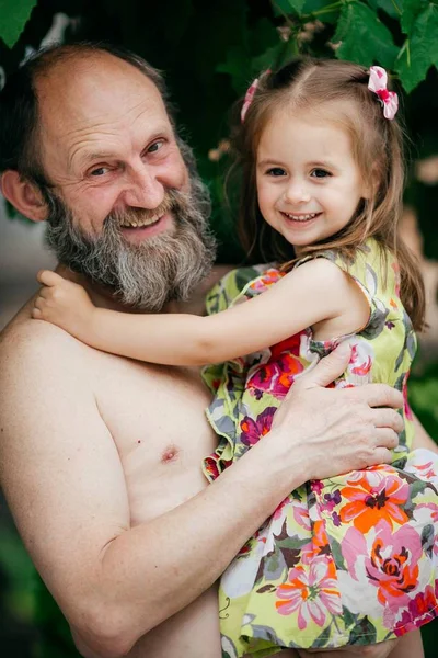 Χαριτωμένο Μικρό Ευτυχισμένο Κορίτσι Τον Παππού — Φωτογραφία Αρχείου