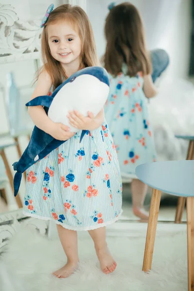 Sevimli Küçük Kız Elbise Balina Oyuncak Evde Mutlu Çocukluk Kavramı — Stok fotoğraf