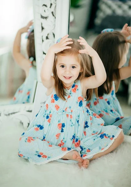 Schattig Klein Meisje Jurk Thuis Gelukkige Jeugd Concept — Stockfoto