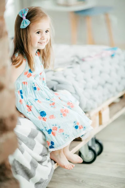 可爱的小女孩在家里的礼服 快乐的童年概念 — 图库照片