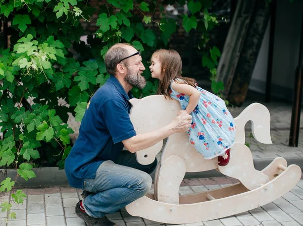 Carino Piccola Ragazza Felice Cavallo Legno Suo Nonno — Foto Stock