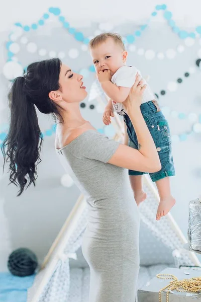 Jovem Mãe Seu Adorável Menino Casa Perto Tenda — Fotografia de Stock