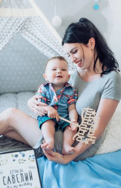 Młoda Matka Jej Adorable Baby Boy Domu Pobliżu Namiotu — Zdjęcie stockowe