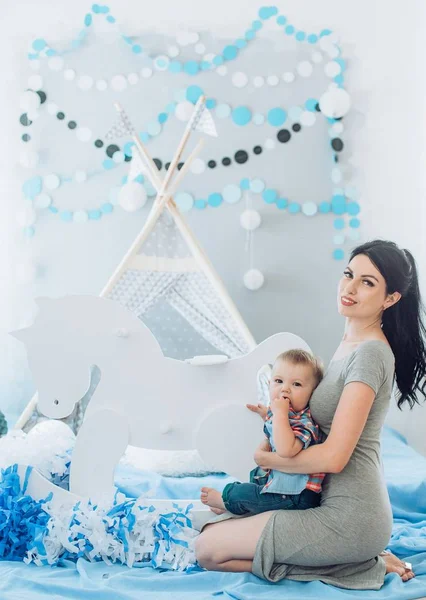 Jovem Mãe Seu Adorável Menino Casa Perto Tenda — Fotografia de Stock