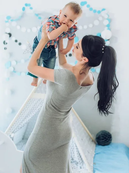 Jovem Mãe Seu Adorável Menino Casa Perto Tenda — Fotografia de Stock