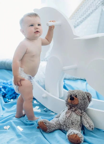 Nuttet Baby Dreng Poserende Med Bamse Derhjemme - Stock-foto