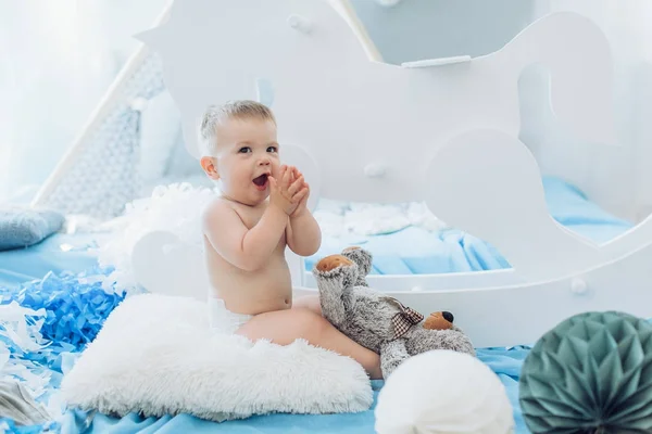 Förtjusande Baby Pojke Poserar Med Teddybjörn Hemma — Stockfoto