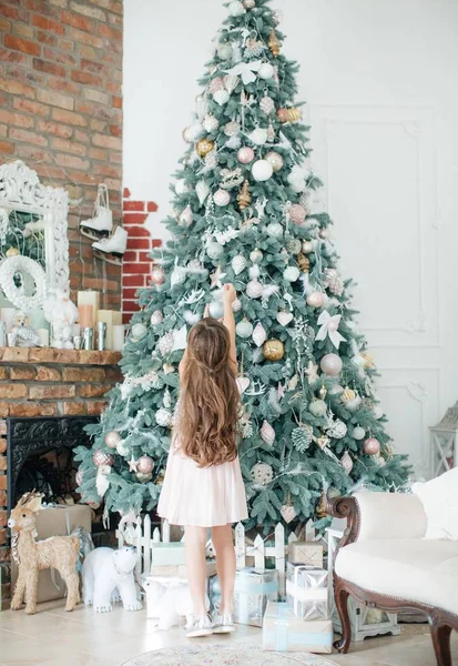 Όμορφο Κοριτσάκι Κοντά Χριστουγεννιάτικο Δέντρο — Φωτογραφία Αρχείου