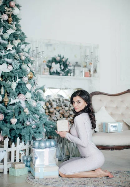 Hediyelik Noel Ağacı Studio Poz Yakınındaki Güzel Kadınla — Stok fotoğraf
