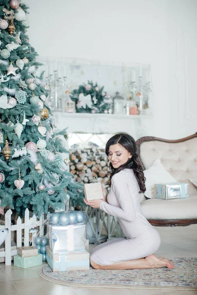 Hediyelik Noel Ağacı Studio Poz Yakınındaki Güzel Kadınla — Stok fotoğraf