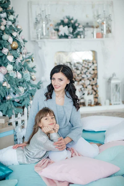かわいい少女とクリスマス ツリーの近くの母 — ストック写真