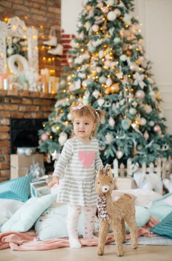 Noel ağacının yanında poz güzel küçük kız