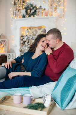 Mutlu genç güzel kaç Noel studio interier içinde 