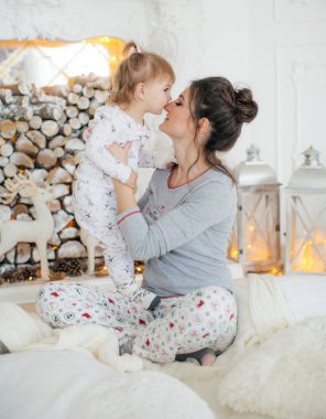 Sevimli küçük kız ve annesi evde poz