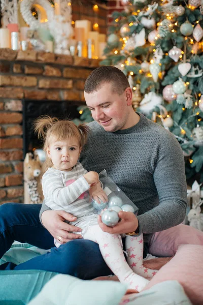 Feliz Padre Hija Casa Cerca Del Árbol Navidad — Foto de Stock