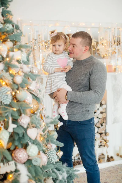 Ευτυχισμένος Πατέρας Και Κόρη Στο Σπίτι Κοντά Στο Χριστουγεννιάτικο Δέντρο — Φωτογραφία Αρχείου