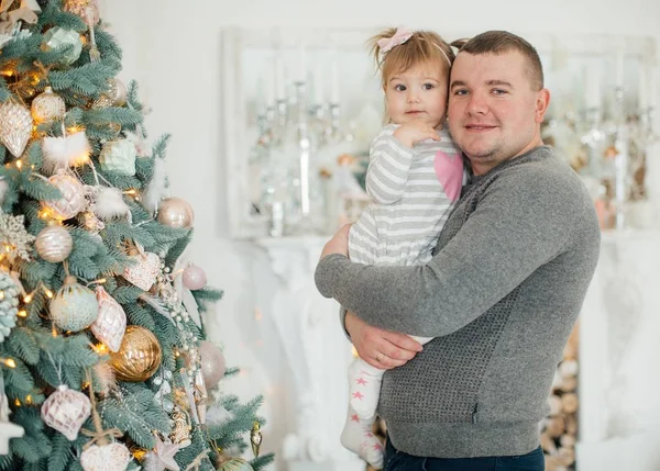Ευτυχισμένος Πατέρας Και Κόρη Στο Σπίτι Κοντά Στο Χριστουγεννιάτικο Δέντρο — Φωτογραφία Αρχείου