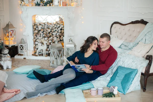 Joyeux Jeune Beau Couple Noël Studio Interier — Photo