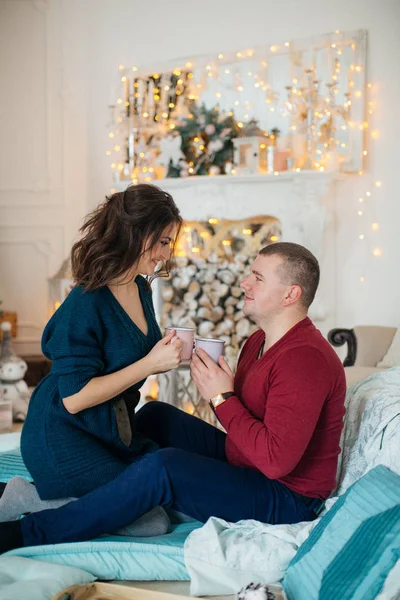 Gelukkige Jonge Mooie Paar Met Cups Kerstmis Studio Interier — Stockfoto