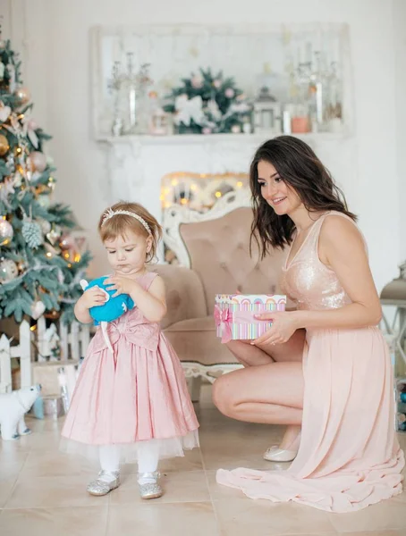 Χαριτωμένο Μικρό Κορίτσι Και Μητέρα Θέτοντας Κοντά Στο Χριστουγεννιάτικο Δέντρο — Φωτογραφία Αρχείου