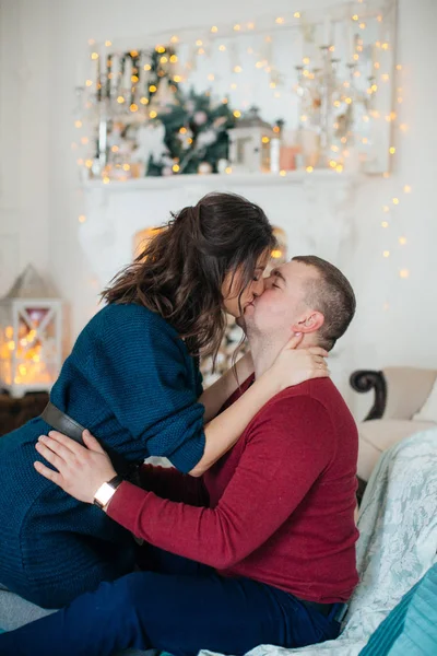 Feliz Joven Hermosa Pareja Estudio Navidad Interier — Foto de Stock