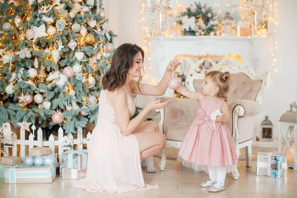 Cute Little Girl Mother Posing Home — Stock Photo, Image