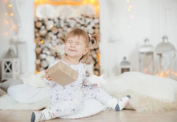 Piękna Mała Dziewczynka Pozowanie Christmas Gift — Zdjęcie stockowe